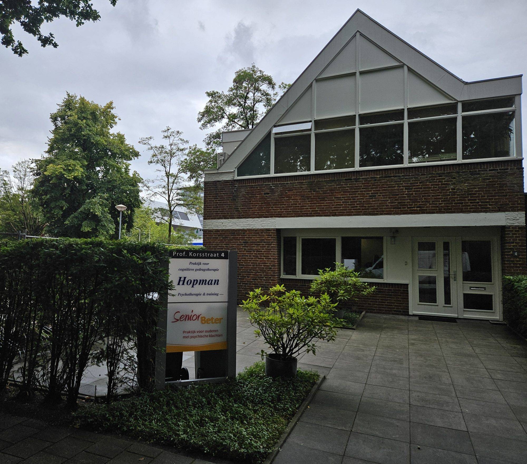 De entree van de praktijk aan de Prof. Korsstraat